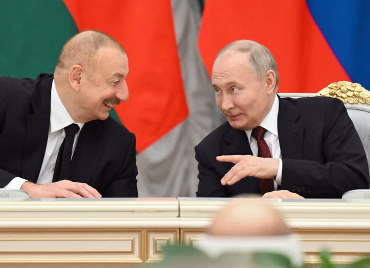 Ильхам Алиев (слева) и Владимир Путин в апреле 2024 года