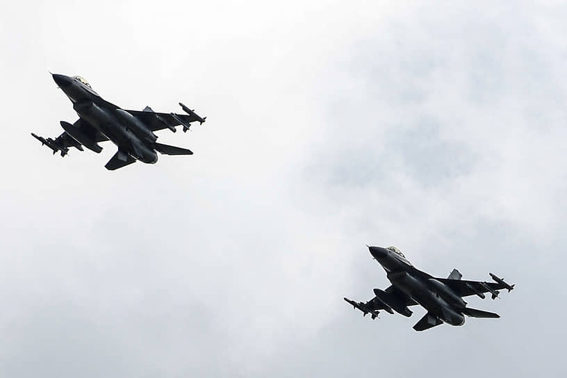 Истребители F-16 