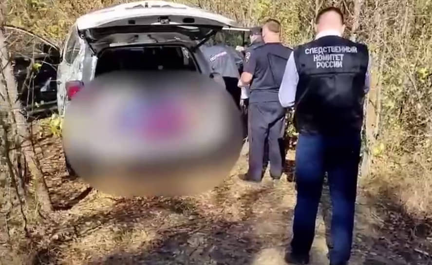 Сотрудники СКР на месте убийства похищенной женщины  