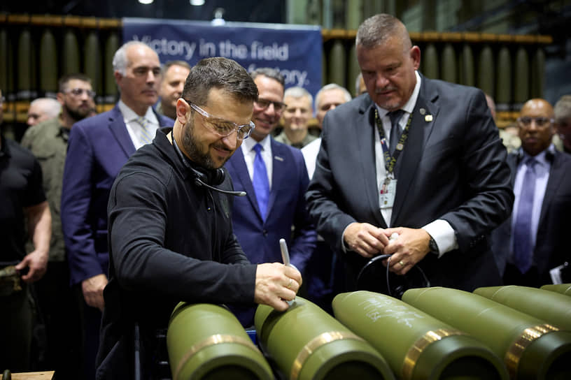 Президент Украины Владимир Зеленский (слева) на заводе боеприпасов в Пенсильвании 