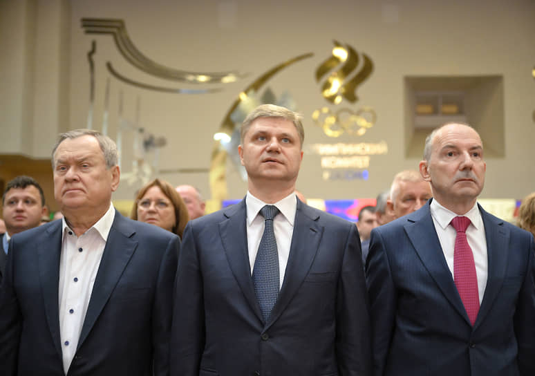 Олег Белозеров (в центре) 