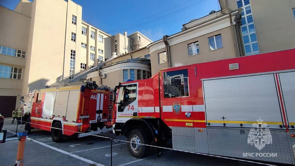 Пожарная служба у театра музкомедии в Екатеринбурге