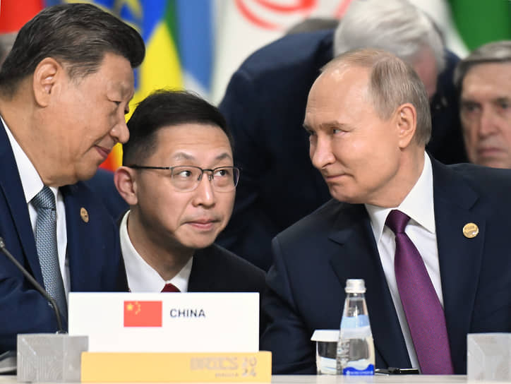 Си Цзиньпин (слева) и Владимир Путина (справа) на саммите БРИКС в Казани 