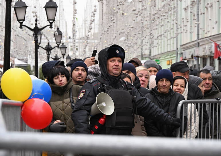 Граждане Молдавии в очереди на избирательный участок в посольстве в Москве 