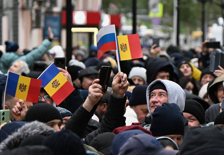 Избиратели с флагами Молдавии России  