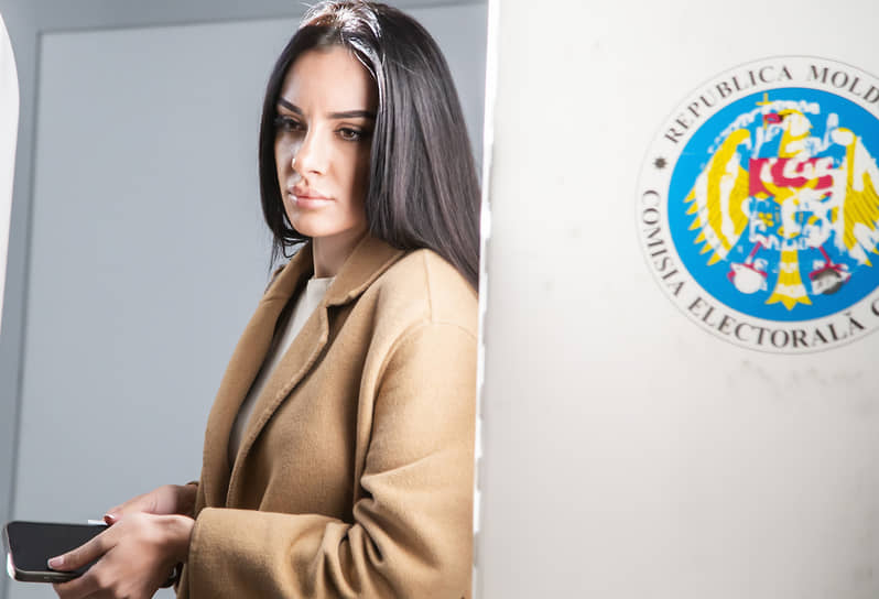 Избирательница на одном из участков в Молдавии 
