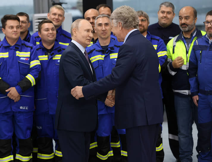 Президент России Владимир Путин и председатель правления ПАО «НОВАТЭК» Леонид Михельсон (справа) 