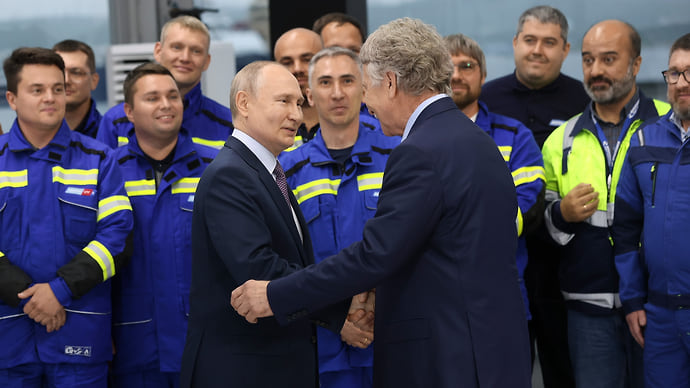 Путин разрешил «Сургутнефтегазу» и НОВАТЭКу определять раскрытие информации