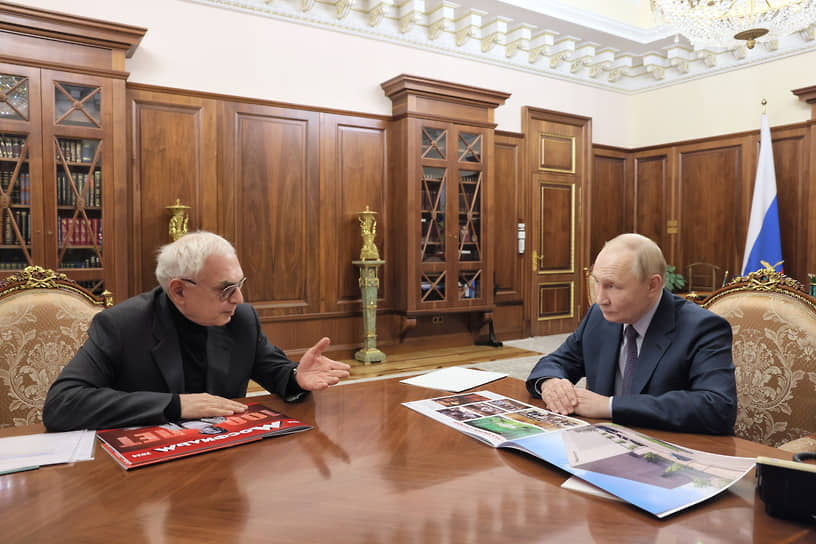 Президент России Владимир Путин  и генеральный директор киноконцерна "Мосфильм", режиссер Карен Шахназаров во время встречи. 