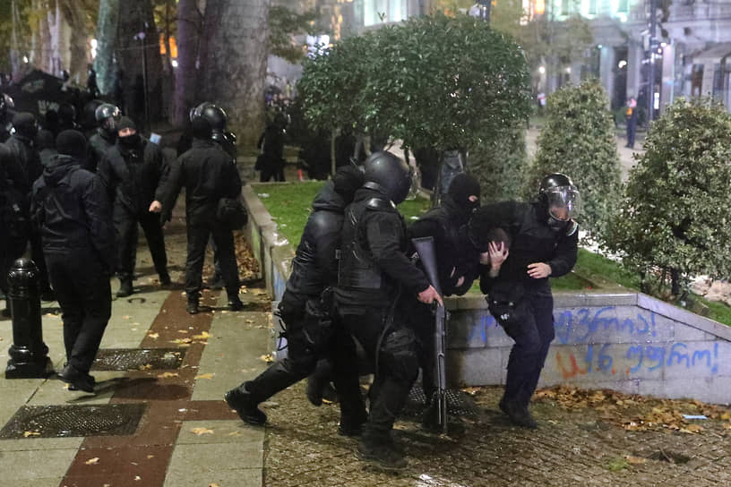 Полицейские задерживают протестующего