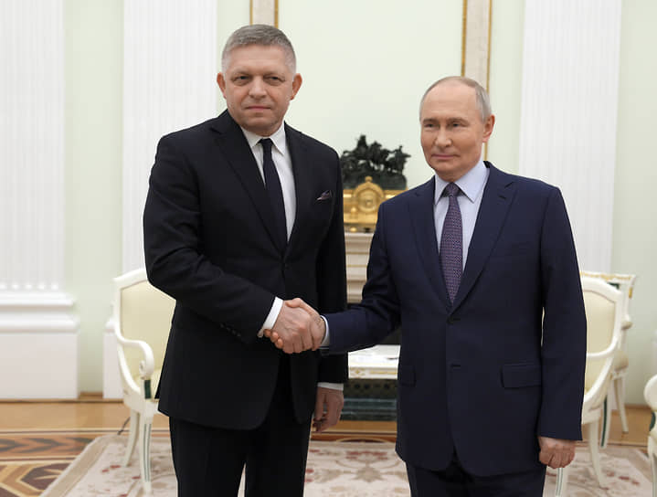 Президент России Владимир Путин (справа) и премьер-министр Словакии Роберт Фицо 