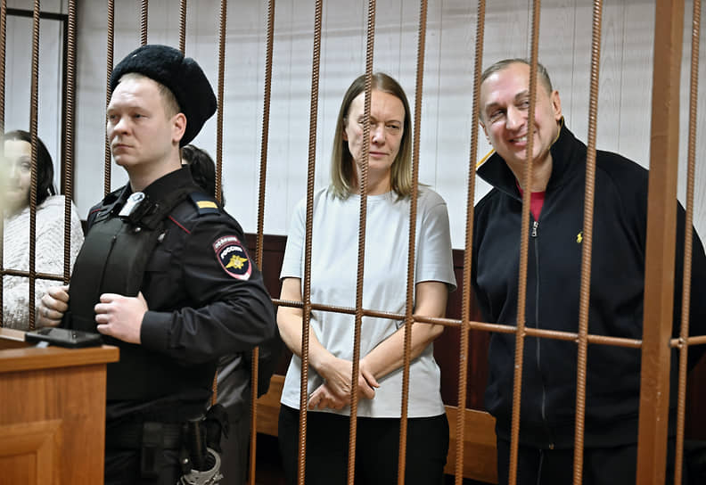 Ольга Колотилова (вторая справа) и ее заместитель Ольга Подкидышева (слева)  