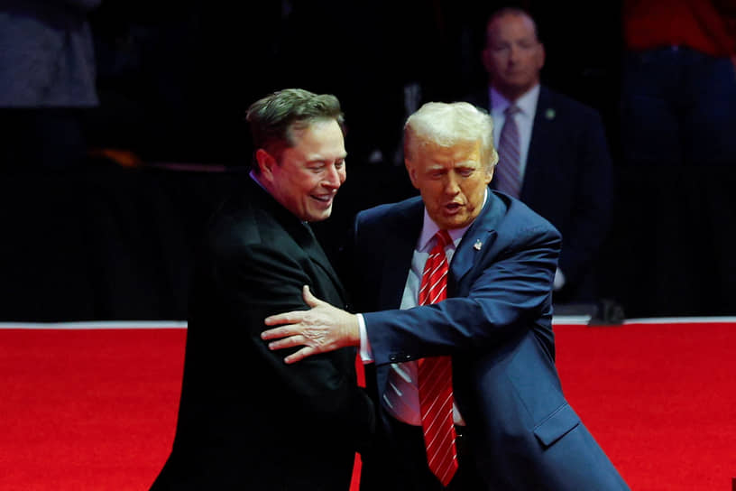 Президент США Дональд Трамп (справа) и предприниматель Илон Маск 