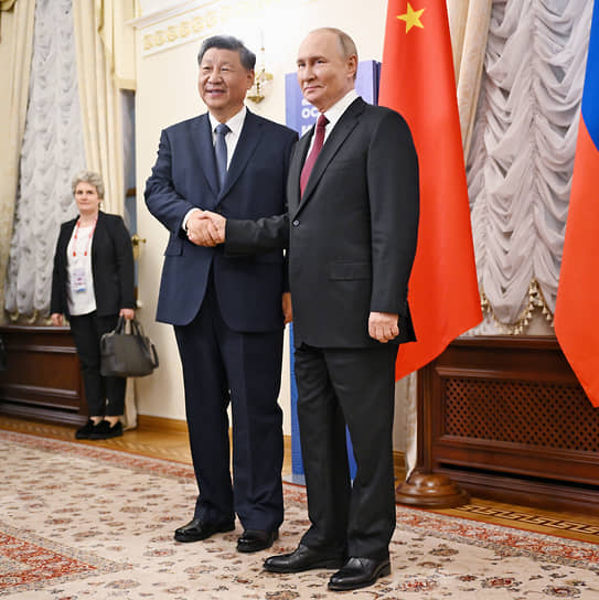 Си Цзиньпин (слева) и Владимир Путин в октябре 2024 года