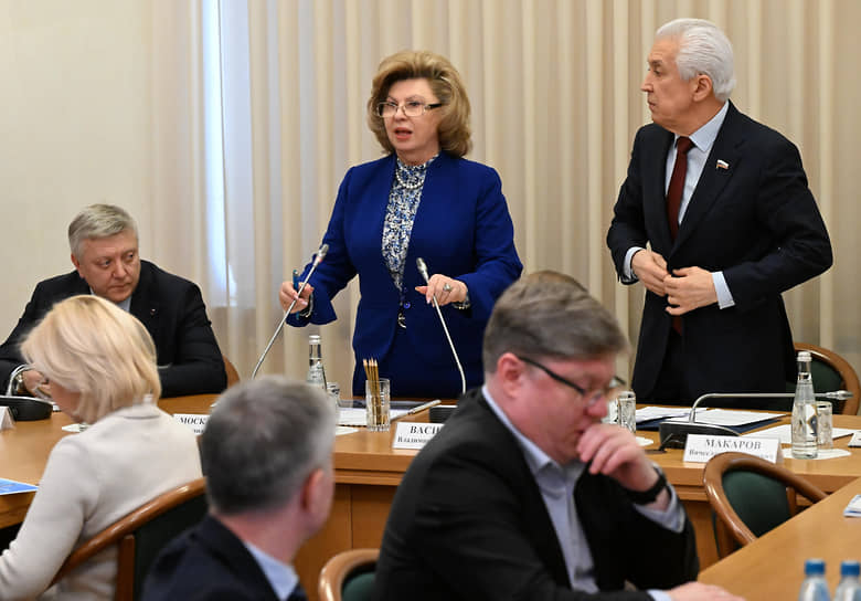 Татьяна Москалькова и руководитель фракции партии «Единая Россия» в Госдуме Владимир Васильев (справа) 