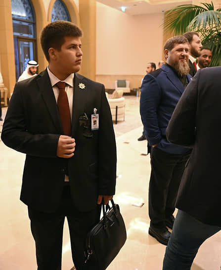 Глава Республики Чечня Рамзан Кадыров (справа) и его сын Адам Кадыров 