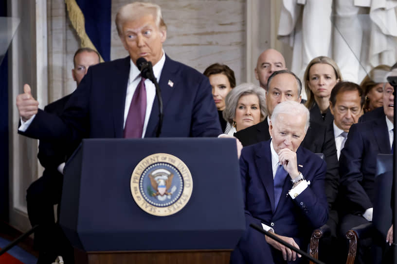 Дональд Трамп и Джо Байден (сидит справа) 