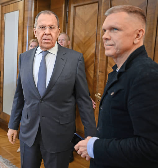 Министр иностранных дел России Сергей Лавров (слева) и специальный корреспондент «Ъ» Андрей Колесников