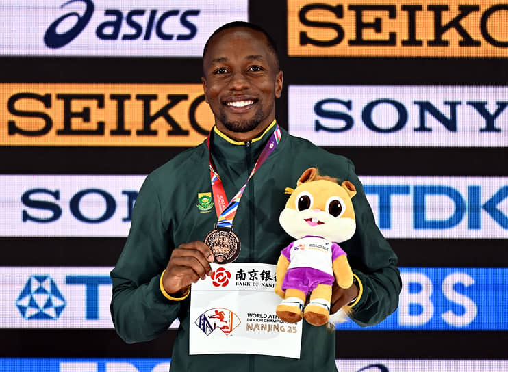 Акани Симбин с бронзовой медалью чемпионата мира за третье место в забеге на 60 метров, 22 марта
