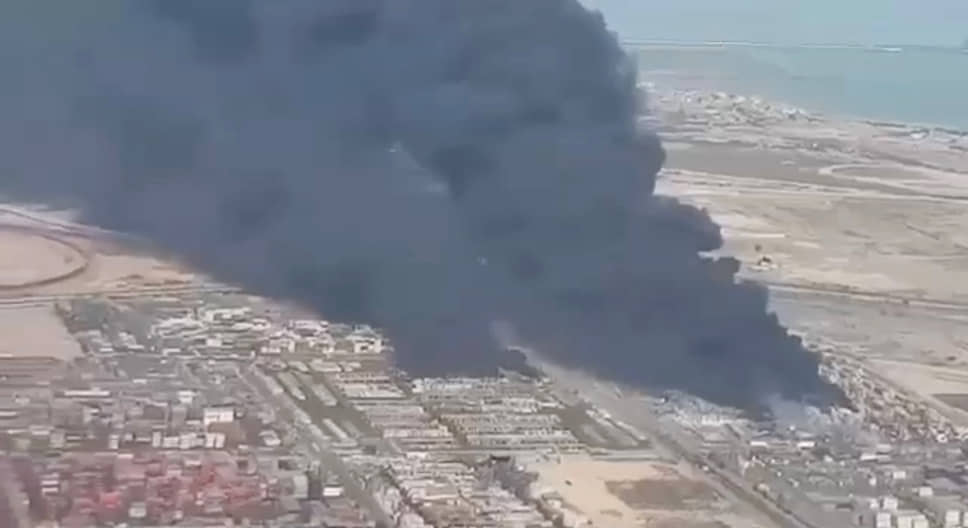 Дым от пожара, начавшегося после взрыва
