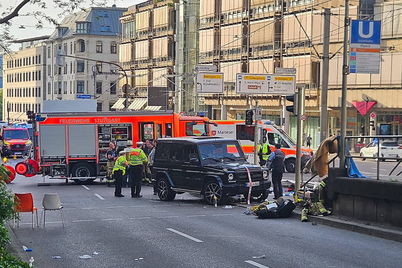 Полиция и экстренные службы на месте, где Mercedes Gelandewagen въехал в толпу людей, Штутгарт, Германия 