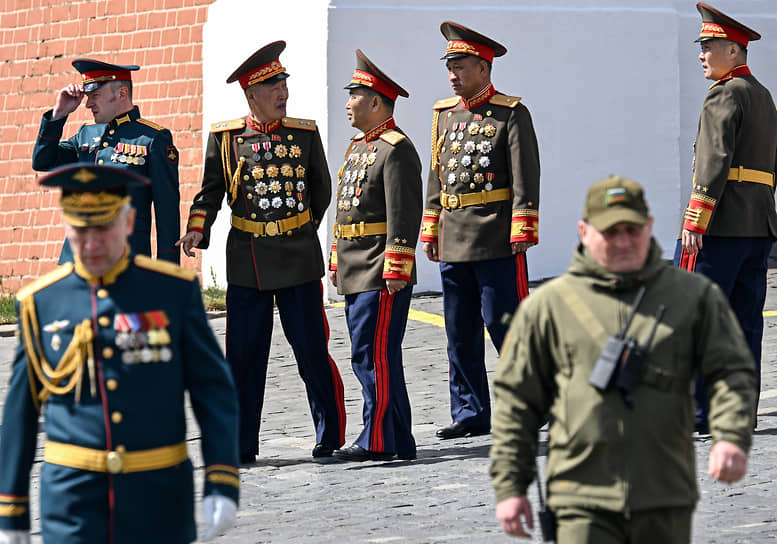 Офицеры северокорейской армии (в центре) после парада