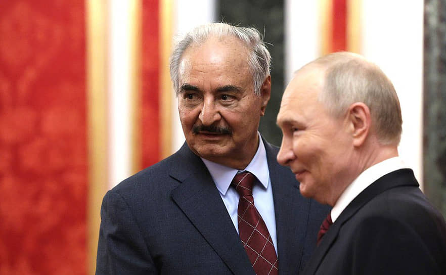 Халифа Хафтар (слева) и Владимир Путин