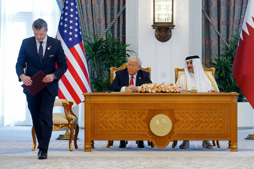 Слева направо: глава Пентагона Пит Хегсет, президент США Дональд Трамп и эмир Катара Тамим бин Хамад Аль Тани 