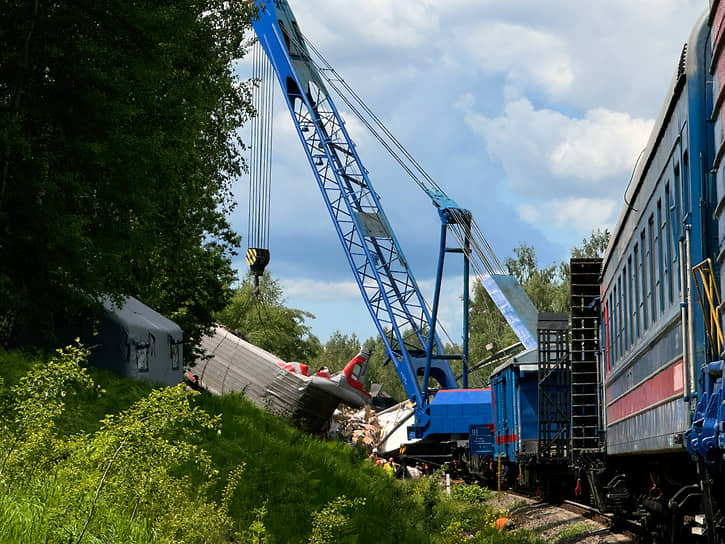 Последствия обрушения моста на железнодорожный поезд в Брянской области
