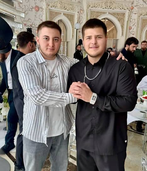 Адам Кадыров (справа) и Анарбек Белхароев на свадьбе Адама Кадырова 