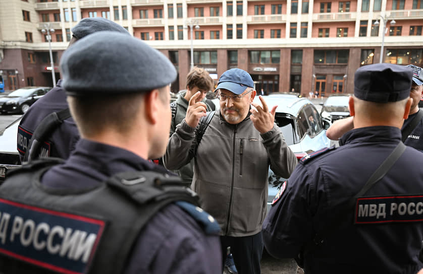Политик Борис Надеждин (в центре) 