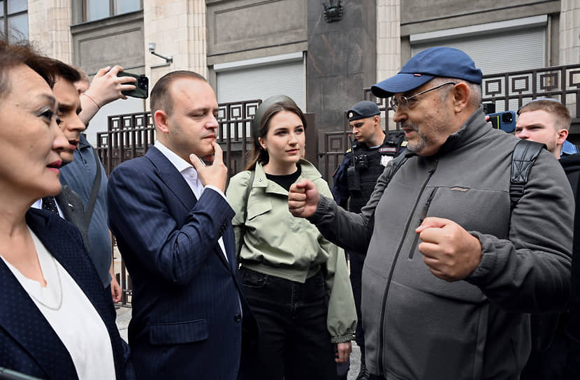 Слева направо: депутаты фракции «Новые люди» Сардана Авксентьева, Антон Ткачев, Владислав Даванков, Ксения Горячева во время общения с участником пикета политиком Борисом Надеждиным (справа) 