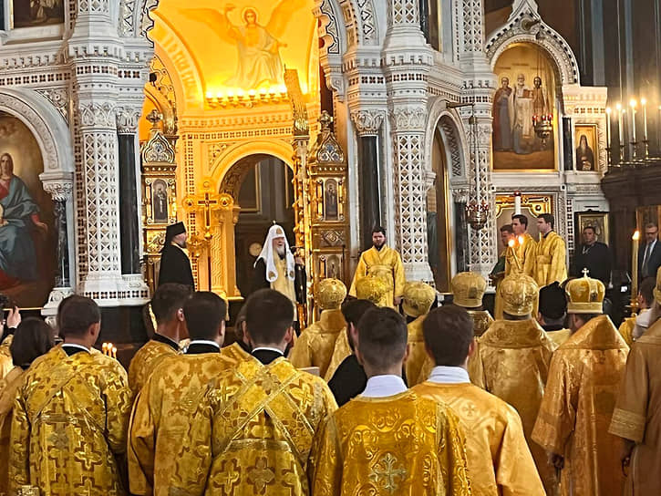 Патриарх Московский и всея Руси Кирилл (в центре) в храме Христа Спасителя перед началом общемосковского крестного хода