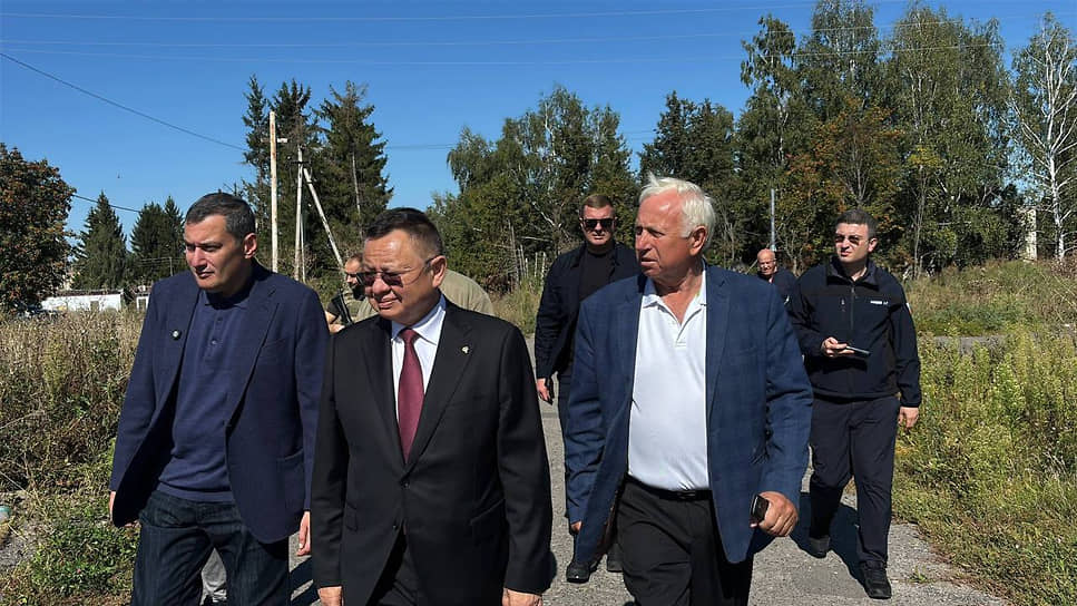 Врио губернатора Курской области Александр Хинштейн и министр строительства и ЖКХ России Ирек Файзуллин (в центре)