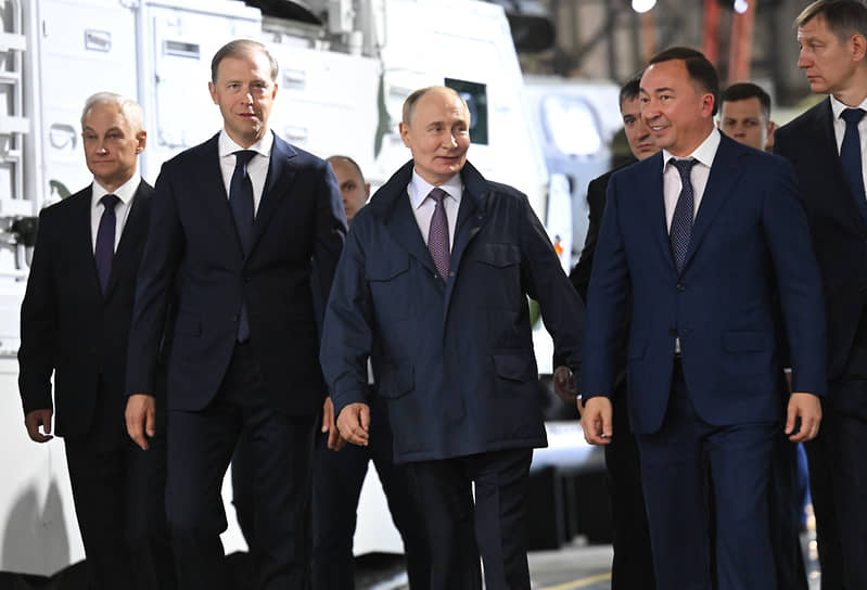 Владимир Путин во время визита на «Мотовилихинские заводы» в Перми 