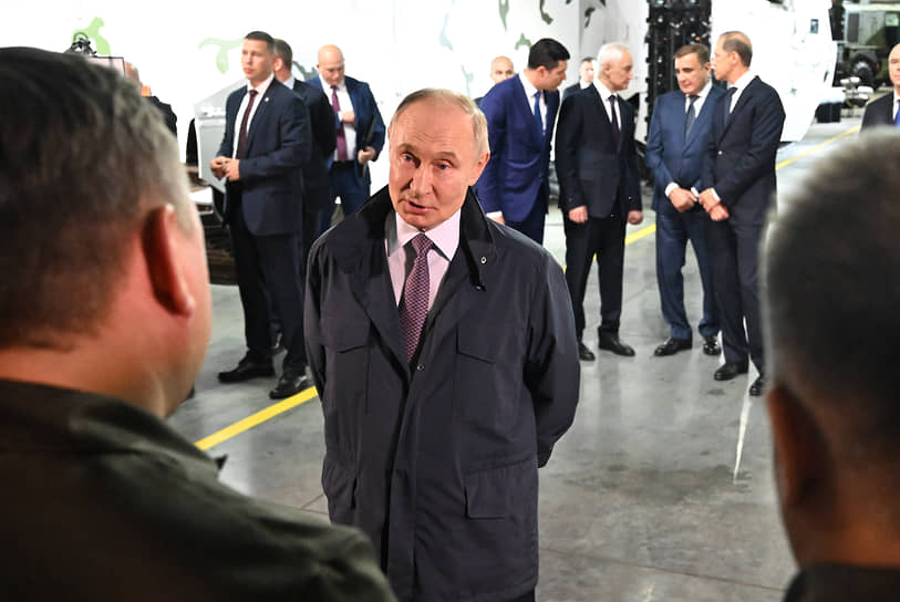 Владимир Путин во время визита на «Мотовилихинские заводы» в Перми 