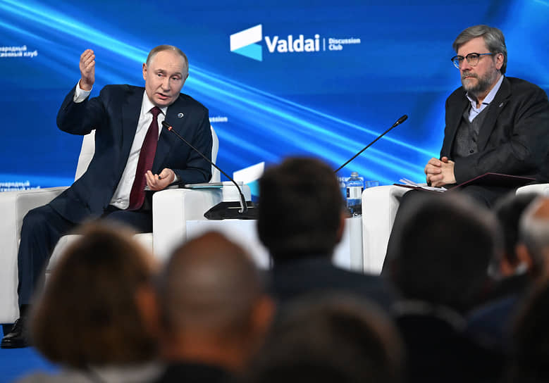 Президент России Владимир Путин (слева) выступает на заседании Международного дискуссионного клуба «Валдай», справа — журналист и политолог Федор Лукьянов (2 октября 2025 года) 