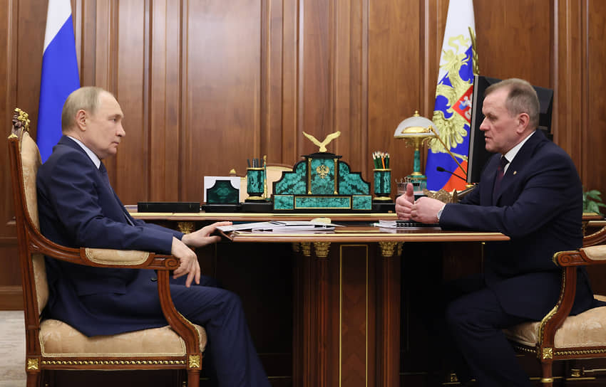 Президент России Владимир Путин (слева) и директор ФСИН Аркадий Гостев 