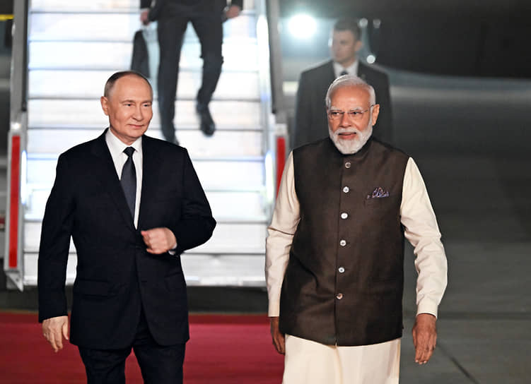 Президент России Владимир Путин (слева) и премьер-министр Индии Нарендра Моди