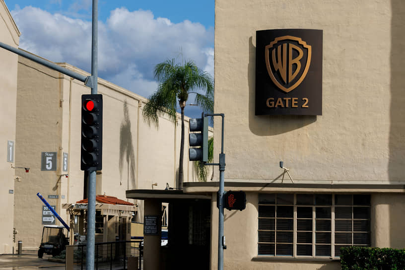 Здании студии Warner Bros.в Бербанке (Калифорния) 