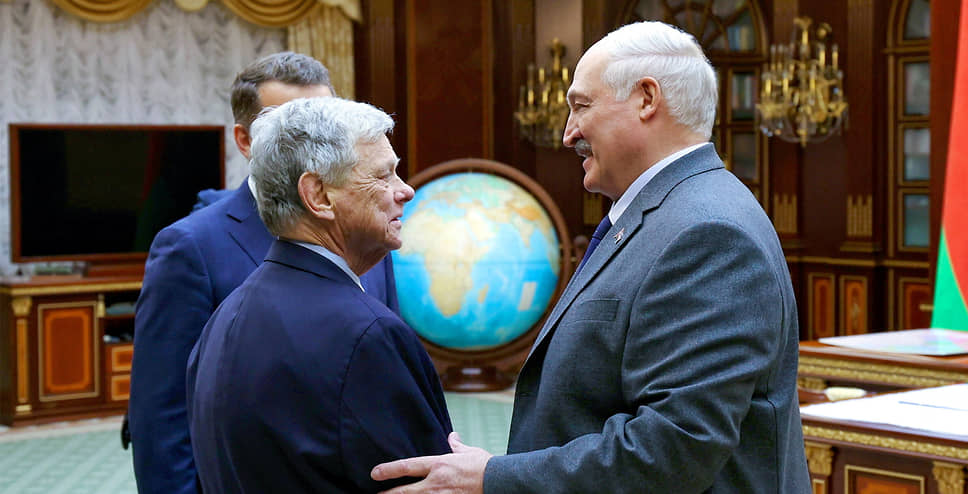 Спецпредставитель США Джон Коул (слева) и президент Белоруссии Александр Лукашенко