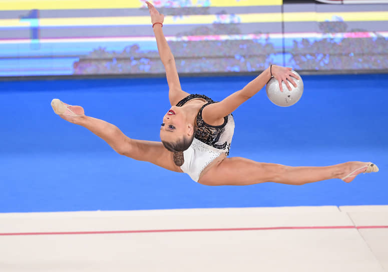 Гимнастка Элина Тарлева во время выступления 