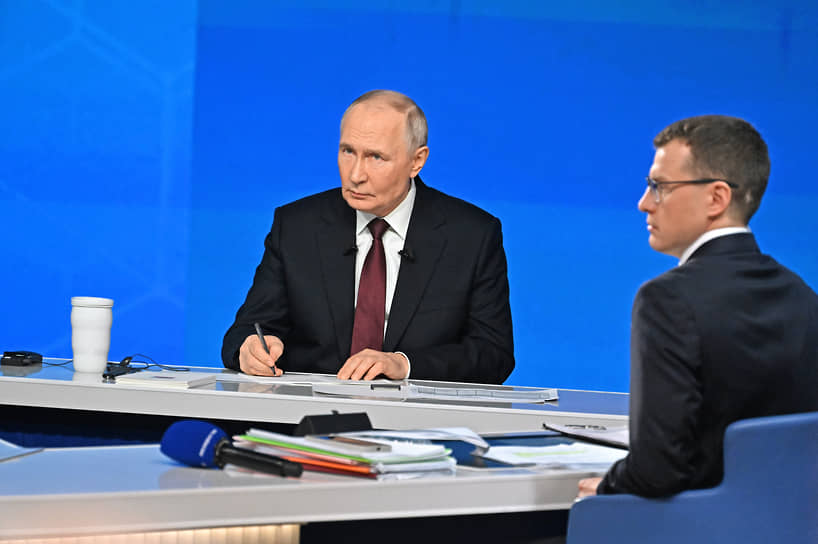 Президент России Владимир Путин (слева)