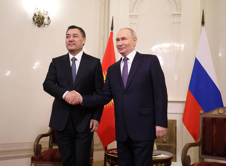 Президент Киргизии Садыр Жапаров (слева) и президент России Владимир Путин