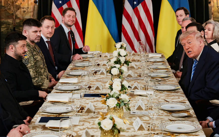 Президент США Дональд Трамп (справа) и президент Украины Владимир Зеленский (слева)