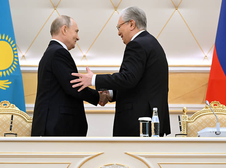 Президент России Владимир Путин (слева) и президент Казахстана Касым-Жомарт Токаев