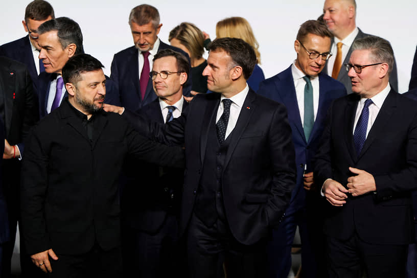 Премьер-министр Великобритании Кир Стармер, президент Франции Эмманюэль Макрон и президент Украины Владимир Зеленский (справа налево) на встрече «коалиции желающих» в Париже (6 января 2026 года)