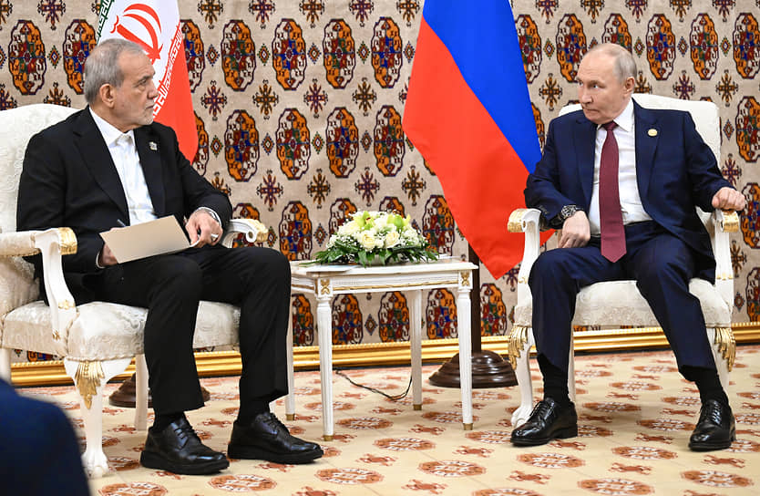 Президент Ирана Масуд Пезешкиан (слева) и президент РФ Владимир Путин
