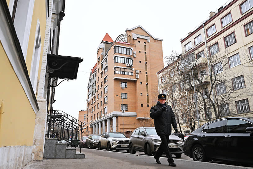 Дом в Ксеньинском переулке, где находится принадлежавшая Долиной квартира  