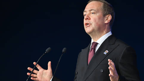 Медведев рассказал о желании Трампа быть похожим на Путина // Медведев: с помощью Гренландии президент США Трамп хочет войти в историю